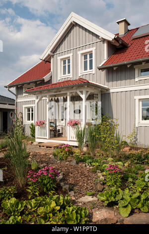 Deux étages gris maison familiale avec une lucarne et un toit rouge dans le style nordique avec façade en bois, Korbach, Hesse, Germany, Europe Banque D'Images