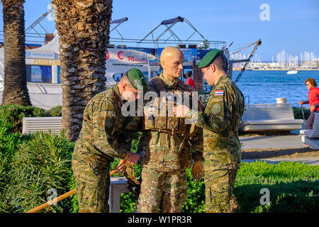 Split, Croatie - 27 avril, 2019. Exposition militaire croate. Mannequin créé par deux soldats de la pièce Banque D'Images