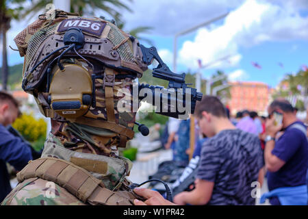 Split, Croatie - 27 avril, 2019. Exposition militaire croate. Mise en place d'un mannequin avec des lunettes de vision de nuit Banque D'Images