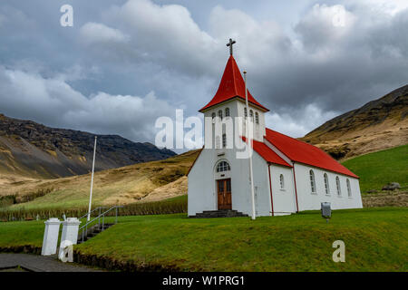 Église islandaise avec un toit rouge perché sur une colline dans le sud-est de l'Islande Banque D'Images