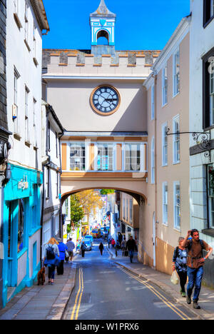 Porte de l'Est arche Tudor et tour de l'horloge dans la rue principale de Totnes, Devon UK Angleterre Ville de Totnes, Devon Totnes Totnes, Devon, ville, ville, villes, Totnes Banque D'Images