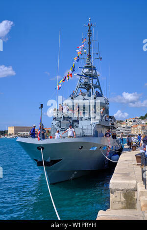 Split, Croatie - 27 avril, 2019. Exposition militaire croate. Visite de la marine civile Bateau de patrouille de Omis ancrée dans Harbour Banque D'Images