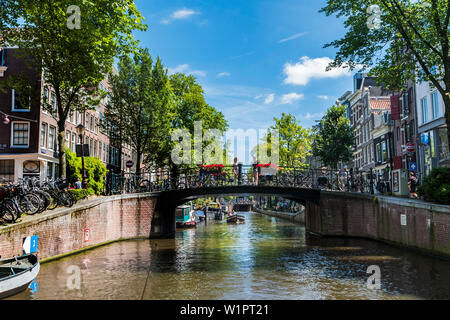 Visite des bateaux sur l'Grachten à Amsterdam, Pays-Bas Banque D'Images