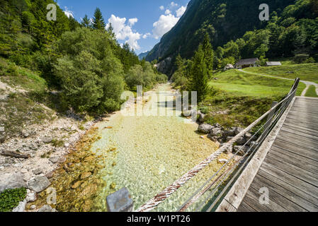 Vue sur la vallée de Soca entre Trenta et Soca, Alpe-Adria-Trail, Haute-Carniole, Haute-Carniole, parc national du Triglav, Alpes Juliennes, en Slovénie Banque D'Images