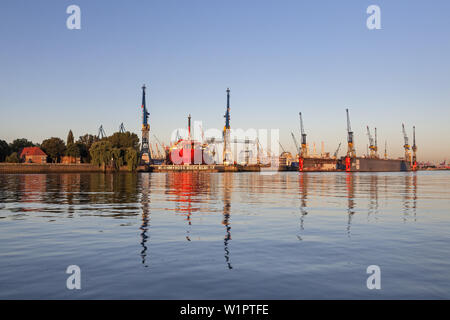 Vue depuis les jetées St.-Pauli-Landungsbrücken de port de Hambourg et station d'Elbe 17 Blohm  + Voss, ville hanséatique de Hambourg, Allemagne du Nord, l'Allemagne, l'Europ Banque D'Images