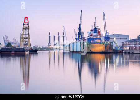 Les navires et les grues du port de Bremerhaven, ville hanséatique de Brême, côte de la mer du Nord, le nord de l'Allemagne, l'Allemagne, de l'Europe Banque D'Images