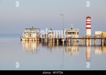 Jetée et phare de Podersdorf dans le lac de Neusiedl, Burgenland, Autriche orientale, l'Autriche, Europe Banque D'Images