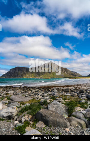 Flakstad plage, îles Lofoten, Norvège sur une belle journée de printemps avec la mer d'azur Banque D'Images