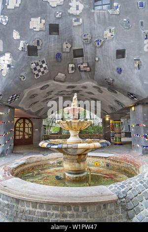 Fontaine en face du célèbre bâtiment Hundertwasserhaus de Friedensreich Hundertwasser et Joseph Krawina à Vienne, est de l'Autriche, l'Autriche, l'Europ Banque D'Images