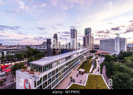 Vue sur Berlin avec le Bikini shopping centre, le Gedaechnis l'église et le Waldorf Astoria building, Berlin, Germany Banque D'Images