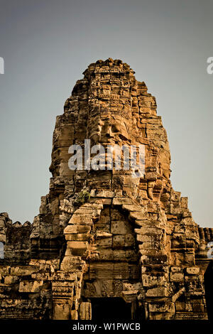 Visages de pierre monumentale au temple Bayon, Angkor Thom, au Cambodge, en Asie Banque D'Images