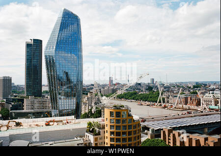 Bird's Eye View of London UK à l'ouest de la Tate Modern, avec Blackfriars Bridge et un nouvel immeuble d'appartements de Blackfriars Banque D'Images