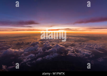 Magnifique coucher de soleil au-dessus des nuages, de la mer Baltique, Danemark Banque D'Images