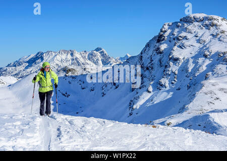Ski nordique femme Saalkogel Saalkogel vers croissant, Alpes de Kitzbühel, Tyrol, Autriche, Banque D'Images