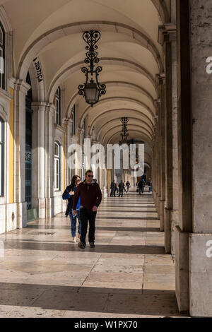 Arcade sur le côté nord de la Praça do Comércio, Lisbonne, Portugal Banque D'Images