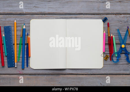 Blank notepad et fournitures d'art pour enfants sur un fond de bois Banque D'Images