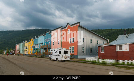 Façades colorées de la ville de Dawson, Territoire du Yukon, Canada Banque D'Images