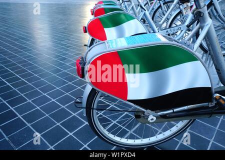 Un service de location de vélos, UAE Drapeau, centre-ville, DUBAÏ, ÉMIRATS ARABES UNIS, Émirats Arabes Unis Banque D'Images