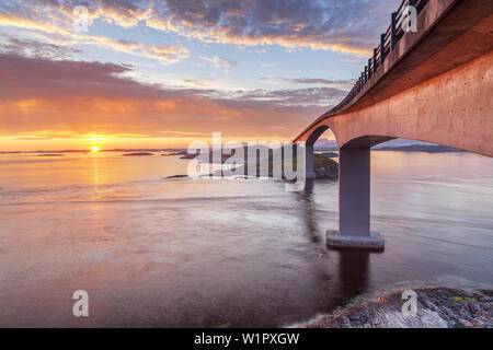 Lever du Soleil avec Storseisundet pont sur l'Océan Atlantique Route entre Molde et Kristiansund, près de Vevang, More og Romsdal, ouest de la Norvège, la Norvège, SCA Banque D'Images