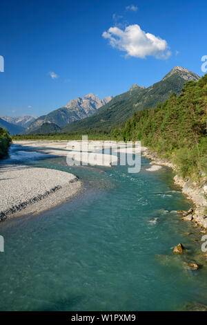 Rivière Lech et de la vallée de Lech avec Alpes Allgaeu, Lechweg, Forchach, vallée de Lech, dans le Tyrol, Autriche Banque D'Images