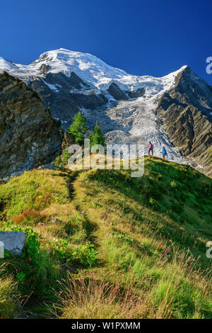 Un homme et une femme s'élever au-dessus fait retour à la pyramide, sur le Mont Blanc en arrière-plan, pyramide, Mont Blanc, Grajische Alpes, les Alpes savoyardes, Savoie Banque D'Images