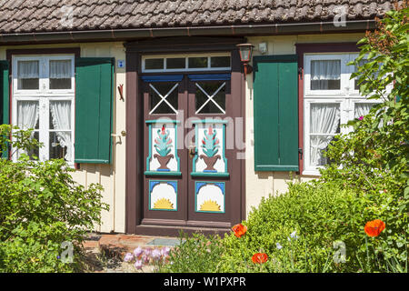 Porte traditionnelle d'une vieille maison du capitaine dans la station balnéaire Baltique Prerow, Fischland-Darss-Zingst, côte de la mer Baltique Mecklembourg-poméranie-, Pomera Banque D'Images