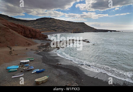 Bay avec des bateaux près du village d'El Golfo, l'océan Atlantique, Lanzarote, Canaries, Islas Canarias, Spain, Europe Banque D'Images