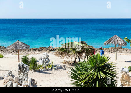 Route de la côte solitaire La Boca à Playa Ancon avec de belles petites plages de sable entre les deux, à la plage, mer bleu turquoise, snorceling, trav Banque D'Images