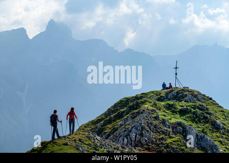 Deux femmes lorsque vous faites de la randonnée sur le sommet cross, l'rötelstein rötelstein, Dachstein, Salzbourg, Autriche Banque D'Images