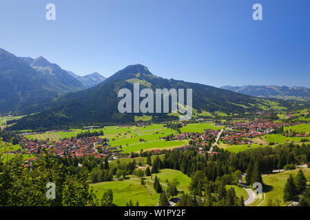 Vue sur la vallée de l'Ostrach avec Bad Oberdorf, Bad Hindelang et Imberger Horn, Alpes Allgaeu, Allgaeu, Bavaria, Germany Banque D'Images