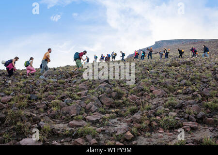 Les touristes de grimper sur le sommet du volcan Stromboli, île de Stromboli, Iles Eoliennes, Lipari, Mer Tyrrhénienne, Mer Méditerranée, l'Italie, Eur Banque D'Images