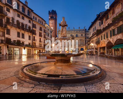 La place de marché de la Piazza delle Erbe dans le centre historique de Vérone avec la fontaine de Madonna Verona et le Palazzo Maffei dans l'arrière-plan, la Vénétie, JE Banque D'Images