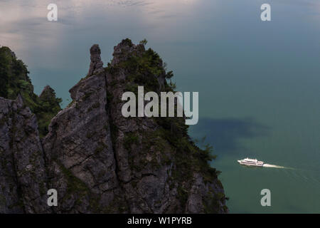 Le lac Traunsee, vue depuis le sentier de randonnée au Mont Hernler Traunstein, Haute Autriche, Autriche, Europe Banque D'Images