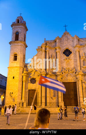 Cathédrale de La Havane, les touristes avec drapeau cubain, La Habana Vieja, la place de la Cathedrale, ville historique, centre des congrès, vieille ville, voyage en famille à Cuba, de congé parental Banque D'Images