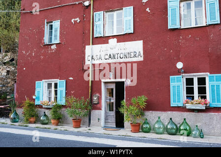 Couleur Oxblood Style Shabby chic Bed and Breakfast avec bonbonnes en face, La Casa Rosalie, Colle San Bartolomeo, Ligurie, Italie, Europe Banque D'Images