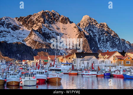 Port, les navires et les cabines du pêcheur à Henningsvær, Lofoten, Nordland, Norvège Banque D'Images