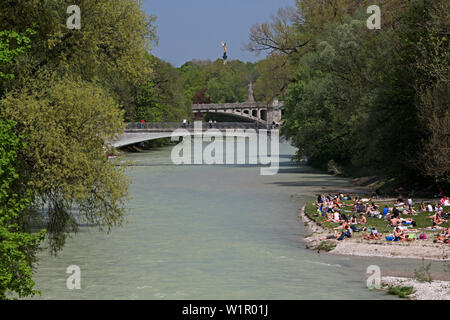 Baigneurs sur la rive de la rivière Isar près de Muellersches Volksbad, Kabelsteg Maximiliansbruecke- und, Haidhausen, Munich, Haute-Bavière, Bavaria, Allemand Banque D'Images