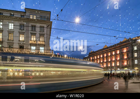 Illumination de noël, tramway, Paradeplatz , Credit Suisse, UBS, Zurich, Suisse Banque D'Images