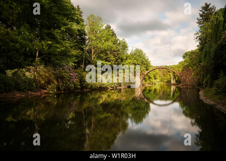 Rakotz Bridge, Azalée et parc des Rhododendrons Kromlau, Gablenz, district de Görlitz, Saxe, Allemagne Banque D'Images