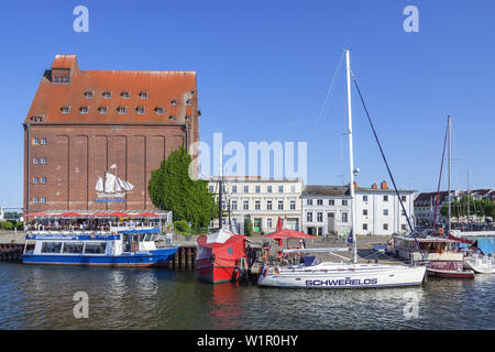 Bateaux à voile dans le port en face de l'ancien bâtiment de stockage, ville hanséatique de Stralsund, côte de la mer Baltique, Mecklembourg-Poméranie-Occidentale, Allemagne du Nord Banque D'Images