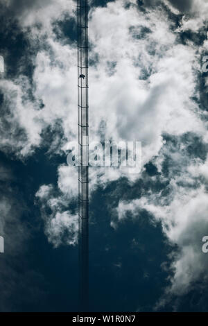 Randonneur sur le pont suspendu à Holzgau, E5, Alpenüberquerung, 2ème étape, Lechtal, Kemptner Hütte à Memminger Hütte, Tyrol, Autriche, Alpes Banque D'Images