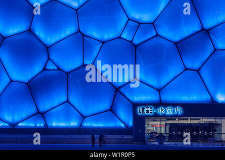Détail de l'éclairage bleu de peigne Centre Aquatique National de nuit, le Parc Olympique, Beijing, China, Asia Banque D'Images