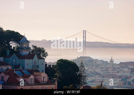 Sur la ville de la Ponte 25 de Abril du Miradouro da Graça, Lisbonne, Portugal Banque D'Images