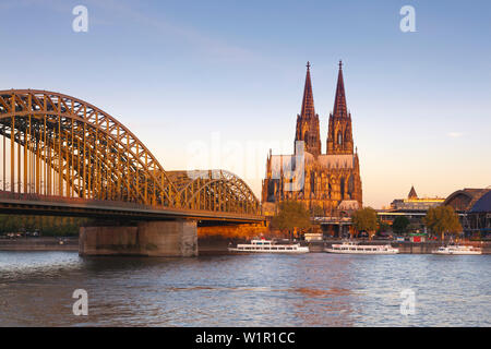 Vue sur le Rhin à pont Hohenzollern et de la cathédrale de Cologne, Cologne, Rhénanie du Nord-Westphalie, Allemagne Banque D'Images