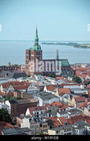 UNESCO World Heritage ville hanséatique de Stralsund, vue depuis l'église de la Vierge Marie à l'église Nikolai, Schleswig-Holstein, Allemagne, mer Baltique Banque D'Images