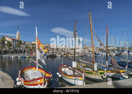 Les bateaux de pêche de la Méditerranée à Sanary-Sur-Mer , la Promenade, Mistral Nuages, Cote d Azur, France Banque D'Images