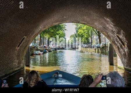 Visite des bateaux sur l'Grachten à Amsterdam, Pays-Bas Banque D'Images