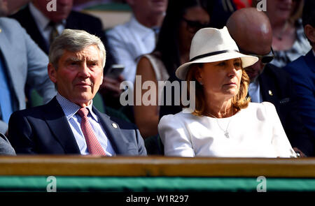 Carole et Michael Middleton dans la loge royale de centre court sur la troisième journée du tournoi de Wimbledon à l'All England Lawn Tennis et croquet Club, Wimbledon. Banque D'Images