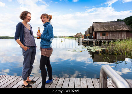 Femme debout à un débarcadère au lac Tierpark, femme, parti, les lacs de Mecklenburg, Mecklembourg Suisse, Güstrow, Schleswig-Holstein, Allemagne Banque D'Images