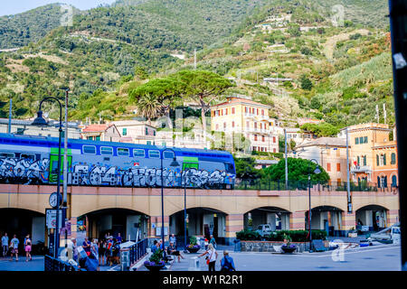 Train en arrivant à Monterosso al Mare, province de La Spezia, Cinque Terre, Ligurie, Italie, Europe Banque D'Images